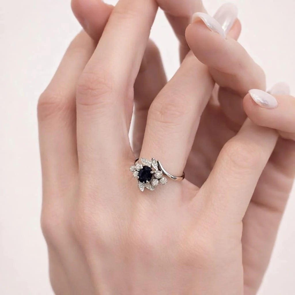 Bague Entourage en or blanc, saphir et diamants