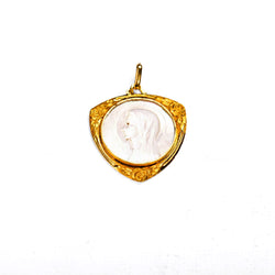 Médaille en or jaune et nacre