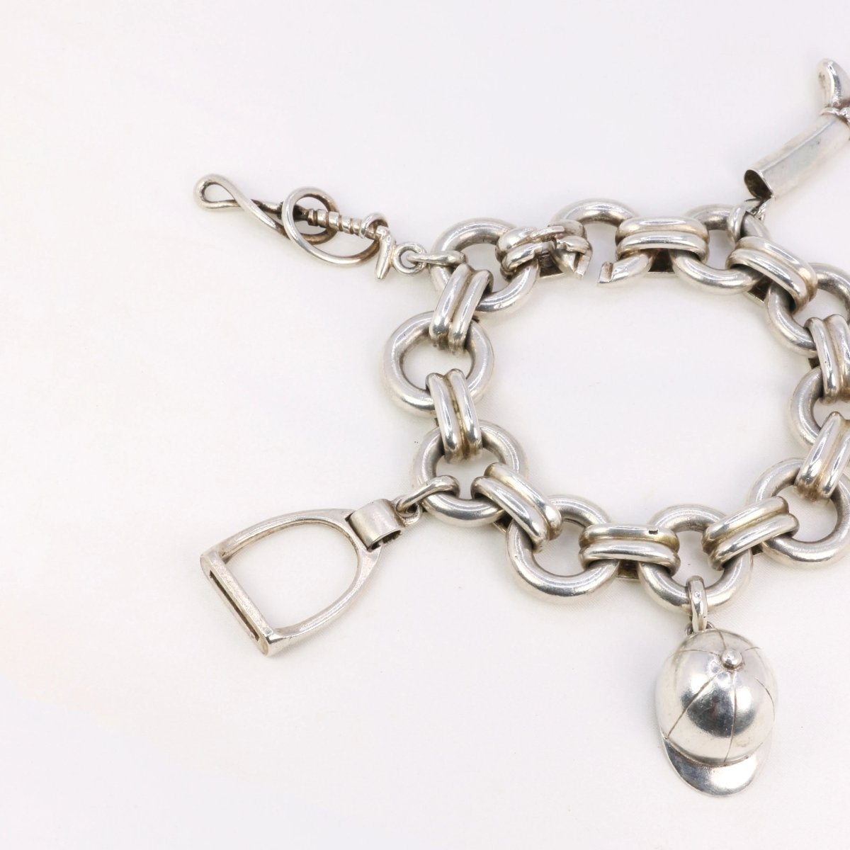 Gaétan de Percin (attribué à HERMES) Bracelet en argent et breloques thème hippique - Castafiore
