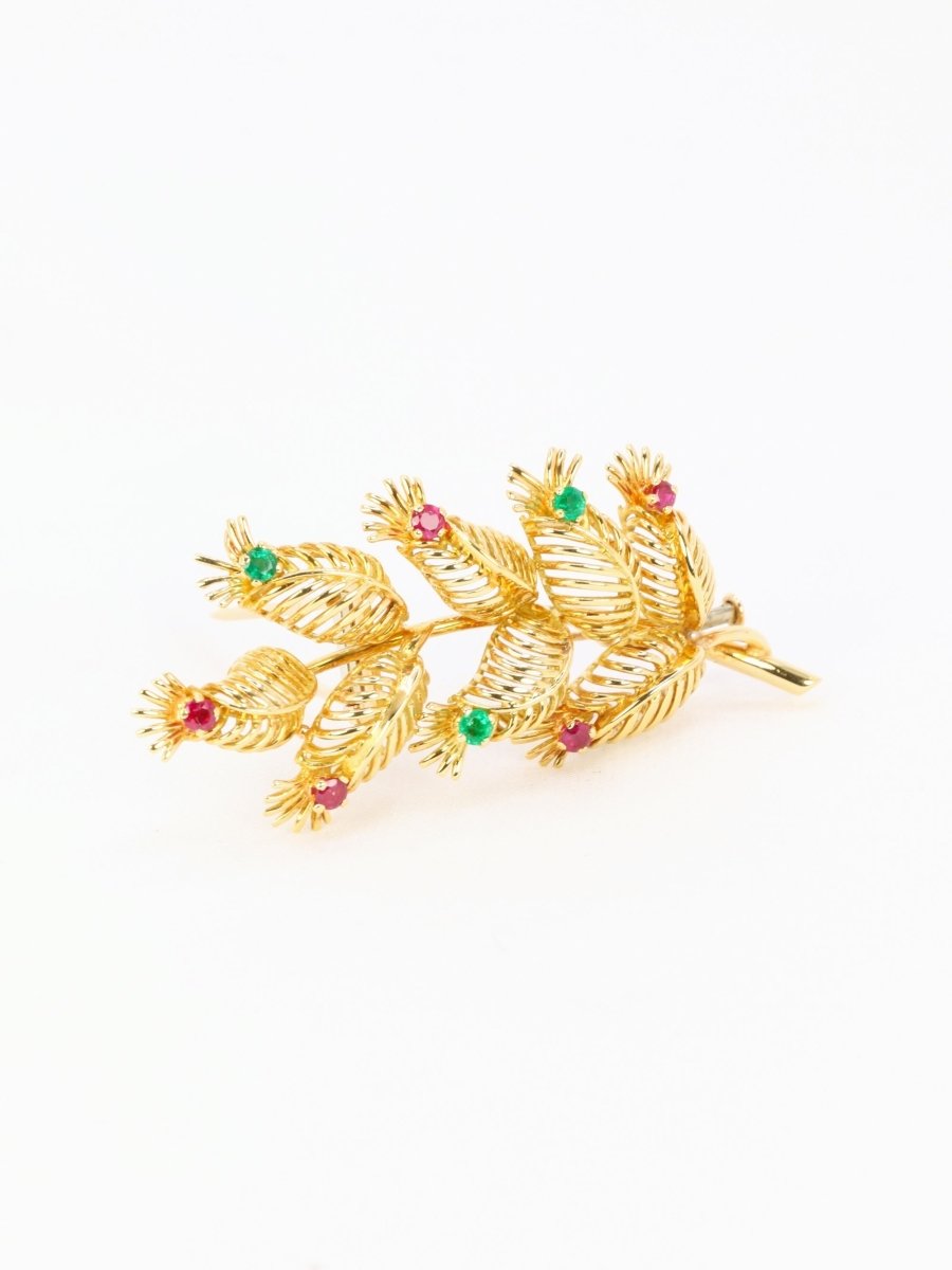 GUBELIN Broche feuille or rubis émeraudes - Castafiore