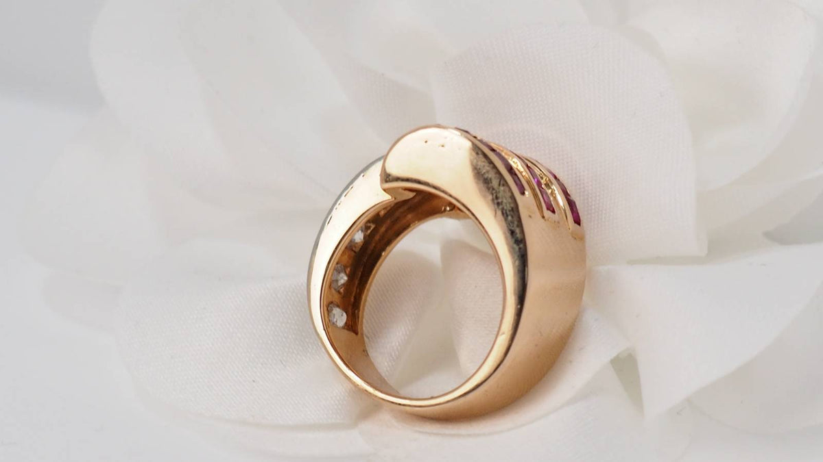 Bague en or, diamants et pierres rouges
