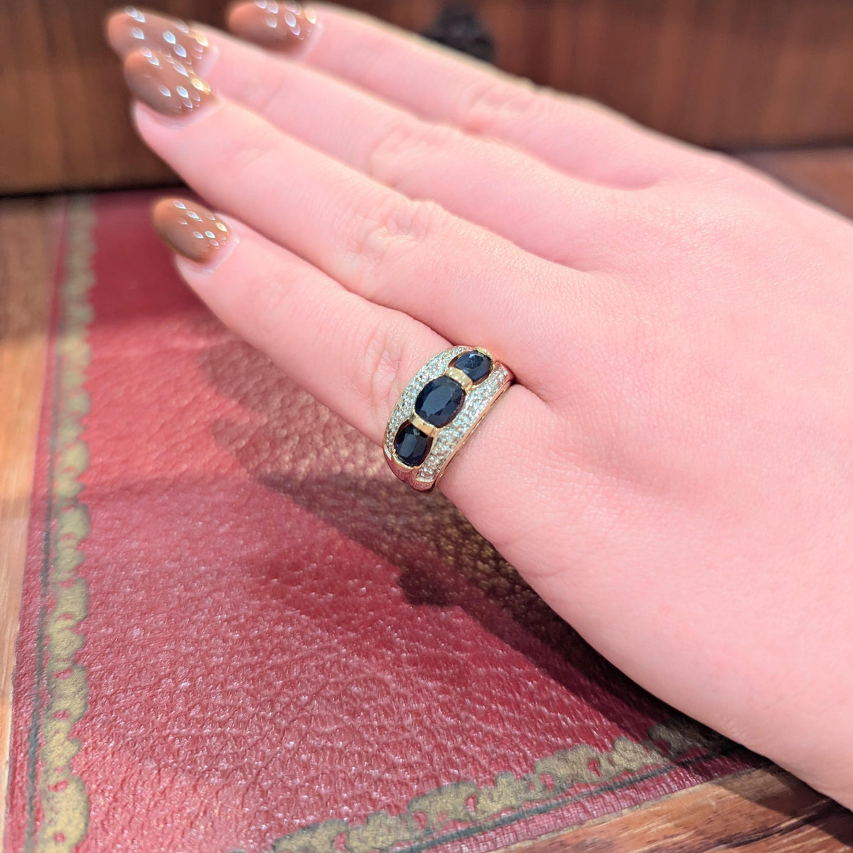 Bague bandeau or jaune diamants et saphirs