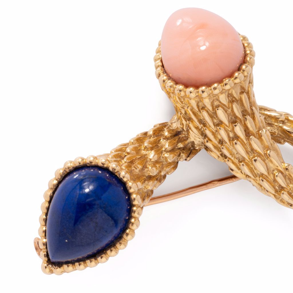 Broche BOUCHERON "Serpent bohème", en or jaune, corail et lapis-lazuli