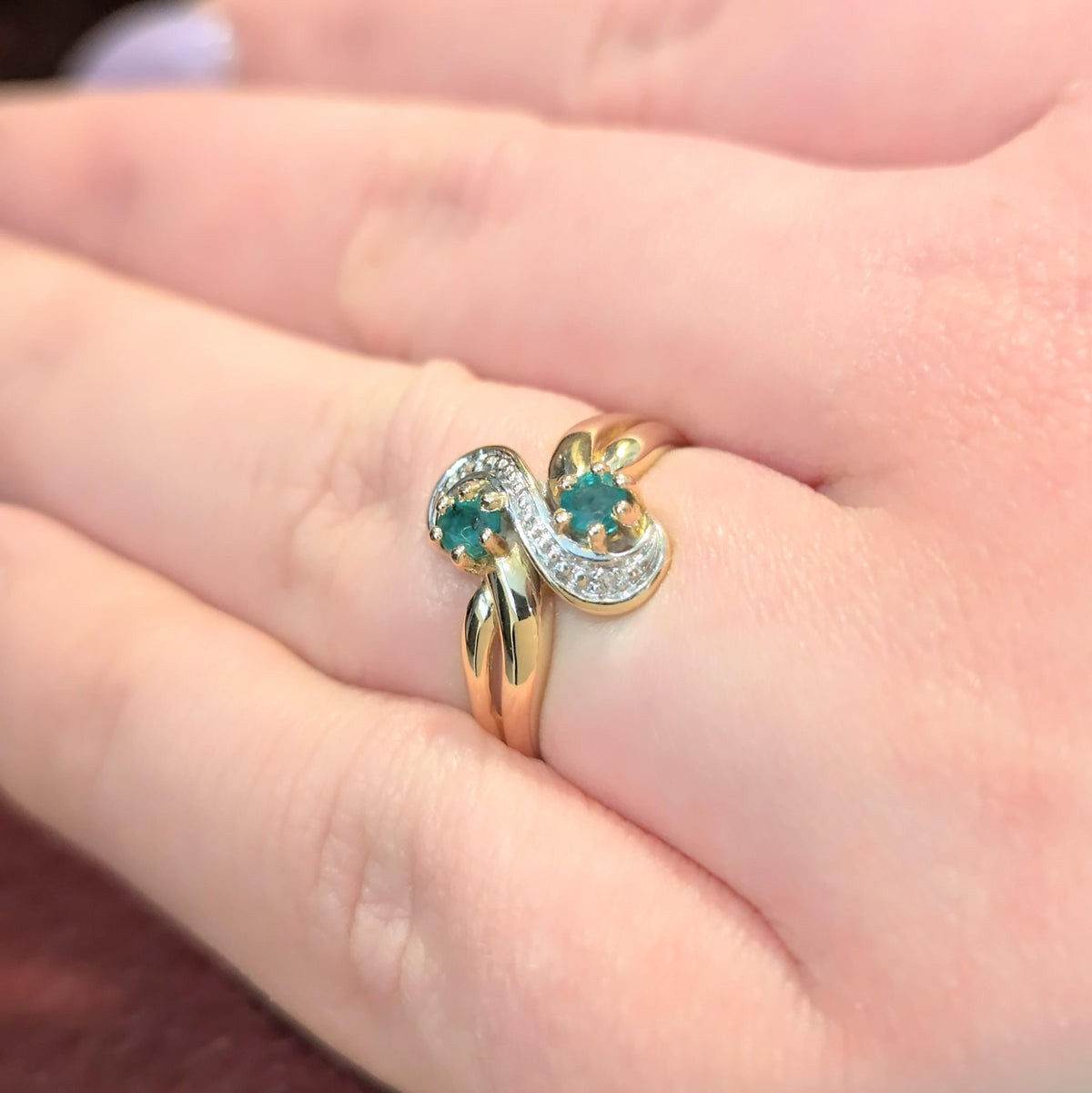Bague or jaune diamants et émeraudes