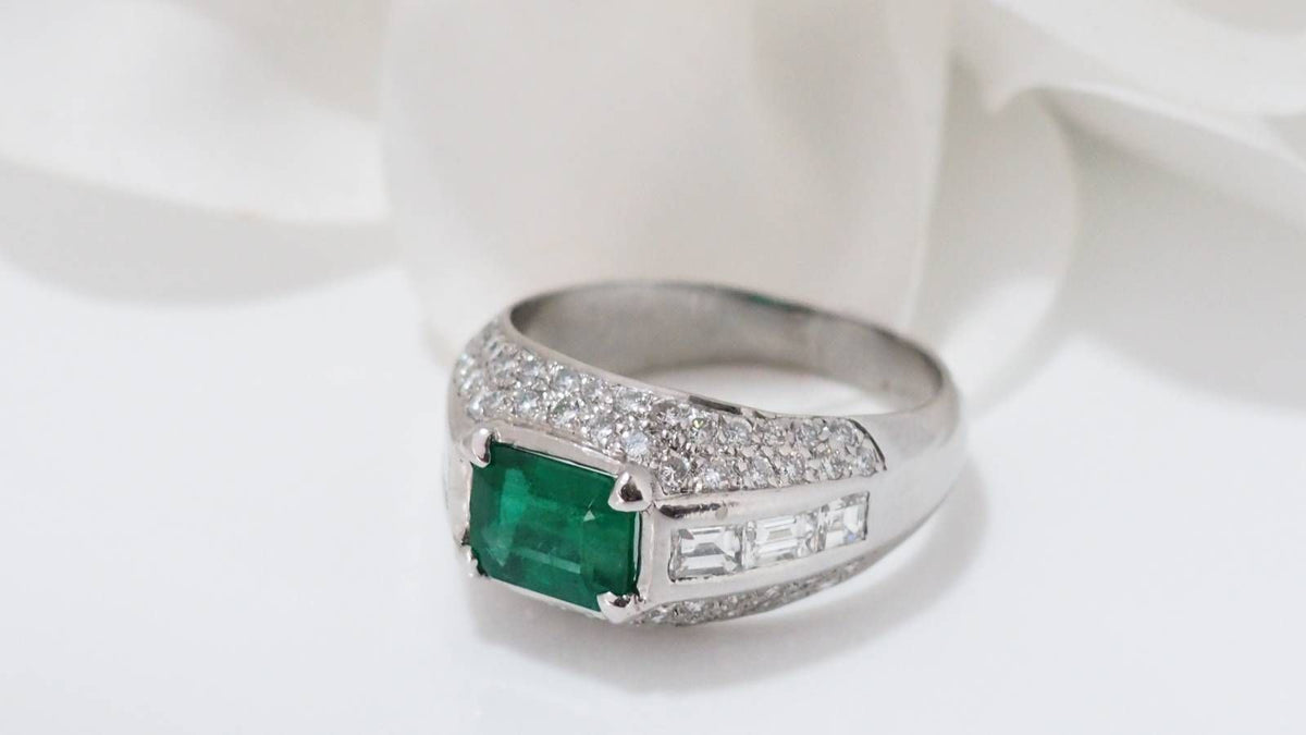 Bague jonc en or blanc émeraude et diamants