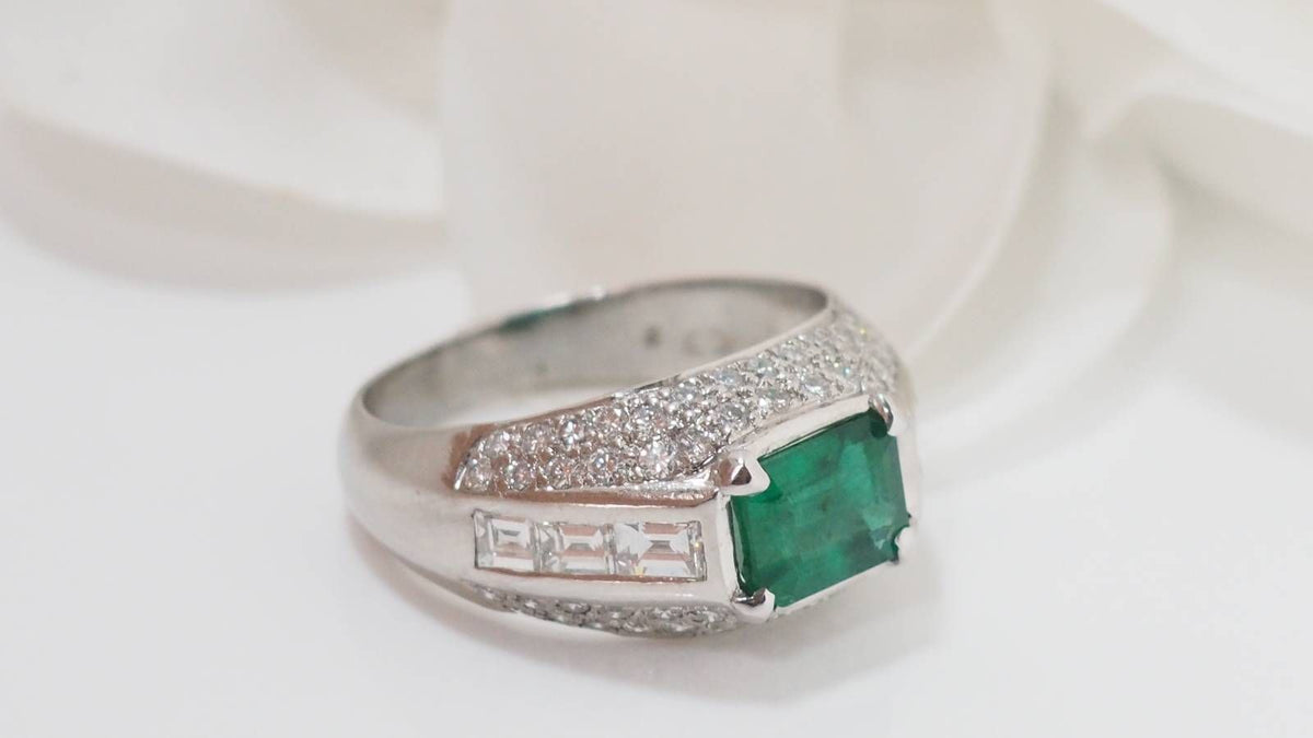 Bague jonc en or blanc émeraude et diamants