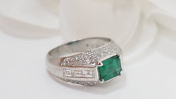 Bague jonc en or blanc émeraude et diamants