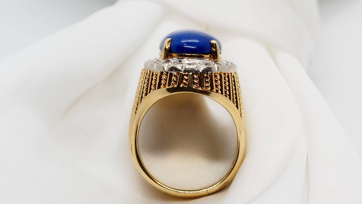 Bague en or jaune, cabochon de Lapis Lazuli et diamants