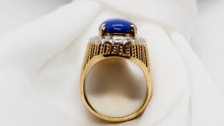 Bague en or jaune, cabochon de Lapis Lazuli et diamants