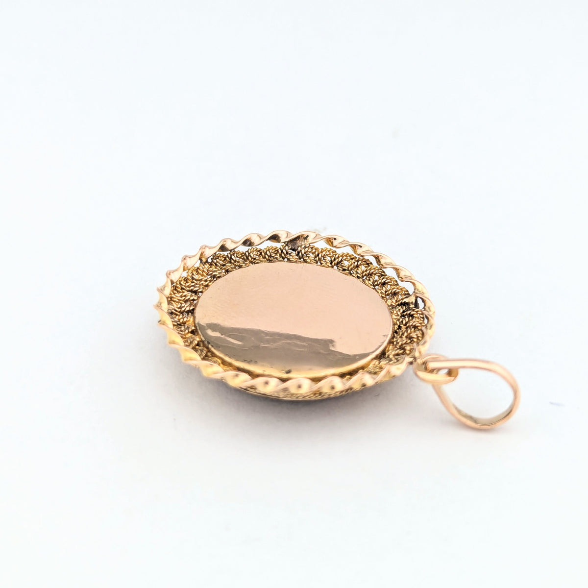 Pendentif en or jaune et émail