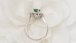 Bague marguerite en or blanc émeraude et diamants