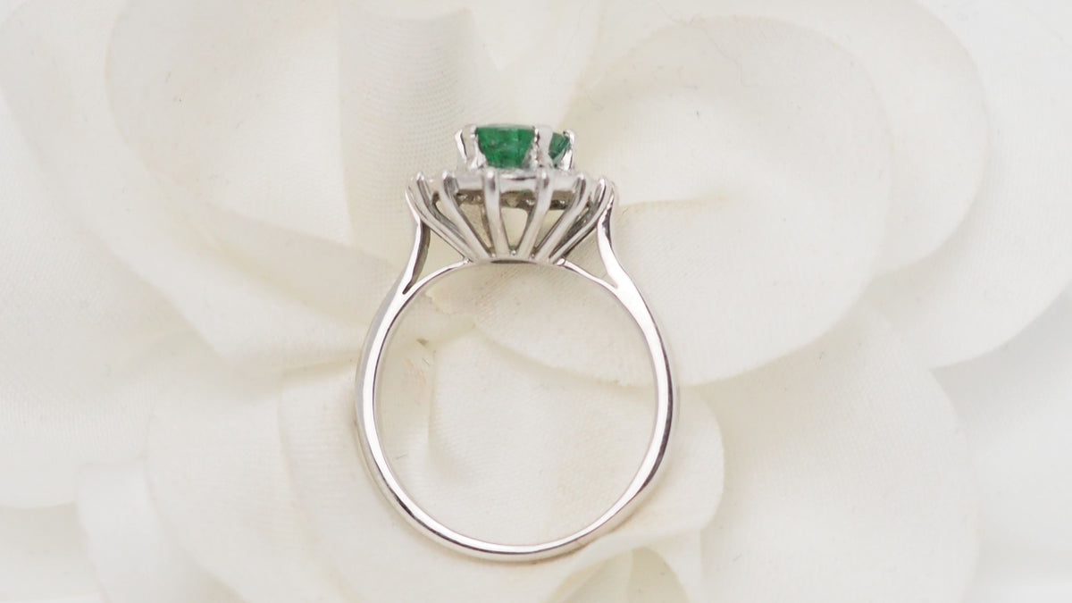 Bague marguerite en or blanc émeraude et diamants
