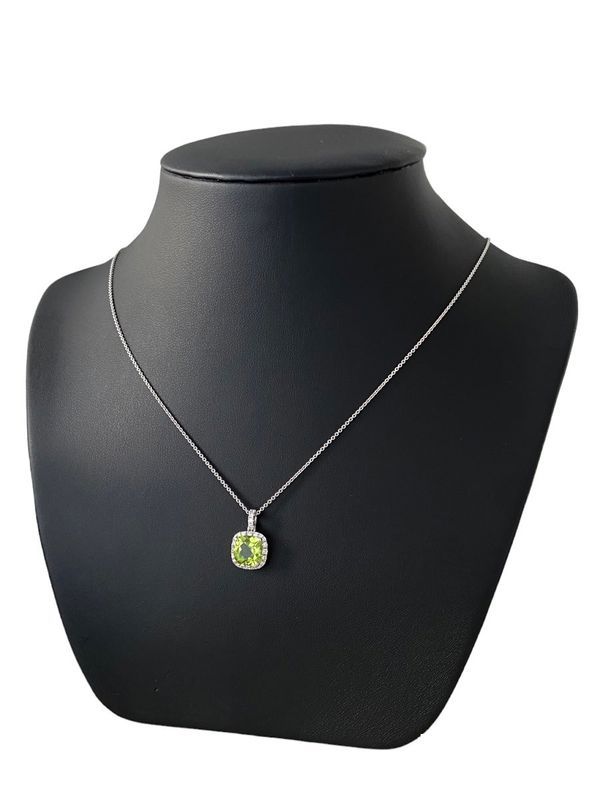 Collier, en or blanc 18k serti d’un très beau péridot