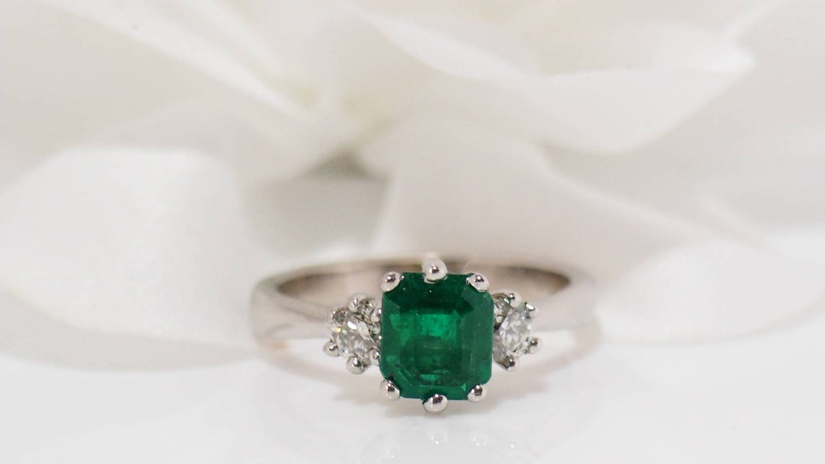 Bague en or blanc, émeraude et diamants