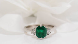 Bague en or blanc, émeraude et diamants
