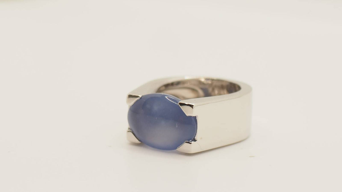 Bague cartier en or blanc et Calcédoine