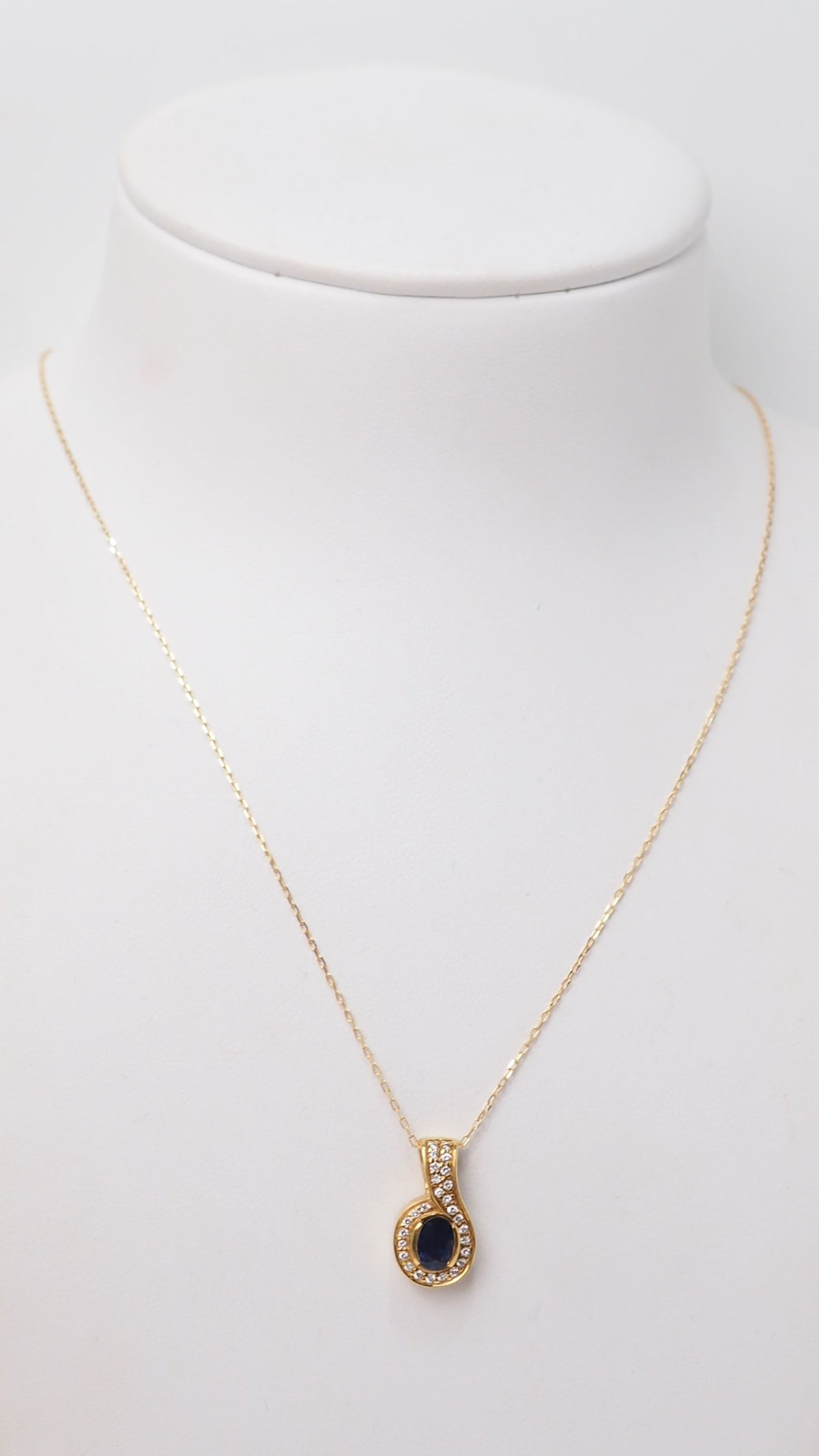 Pendentif et chaîne en or jaune, saphir et diamants