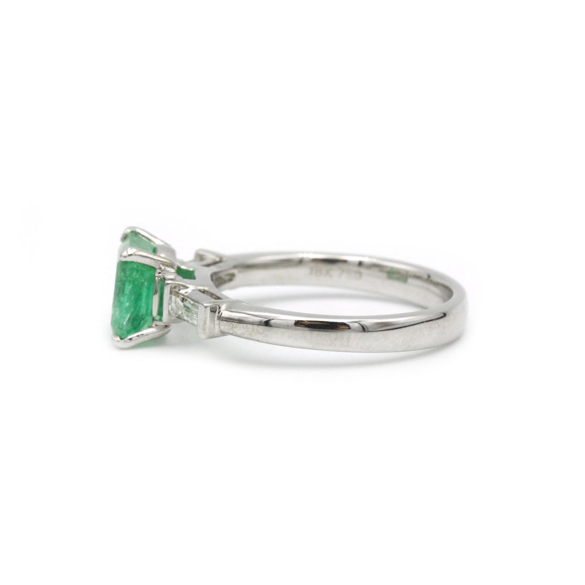 Bague en or blanc, émeraude et diamants