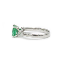 Bague en or blanc, émeraude et diamants