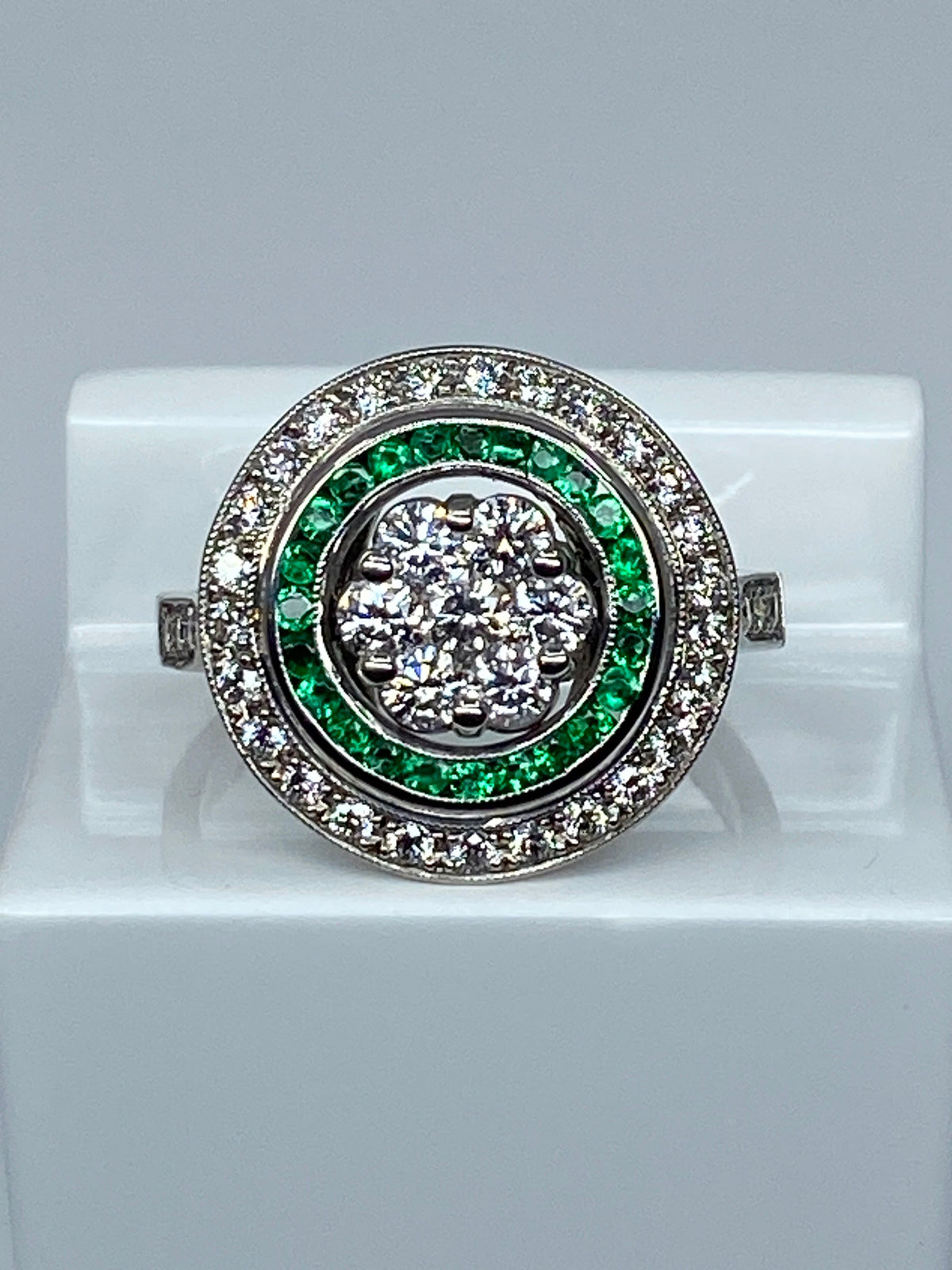 Bague ronde en or 18 carats en émeraudes et diamants de style ART DECO