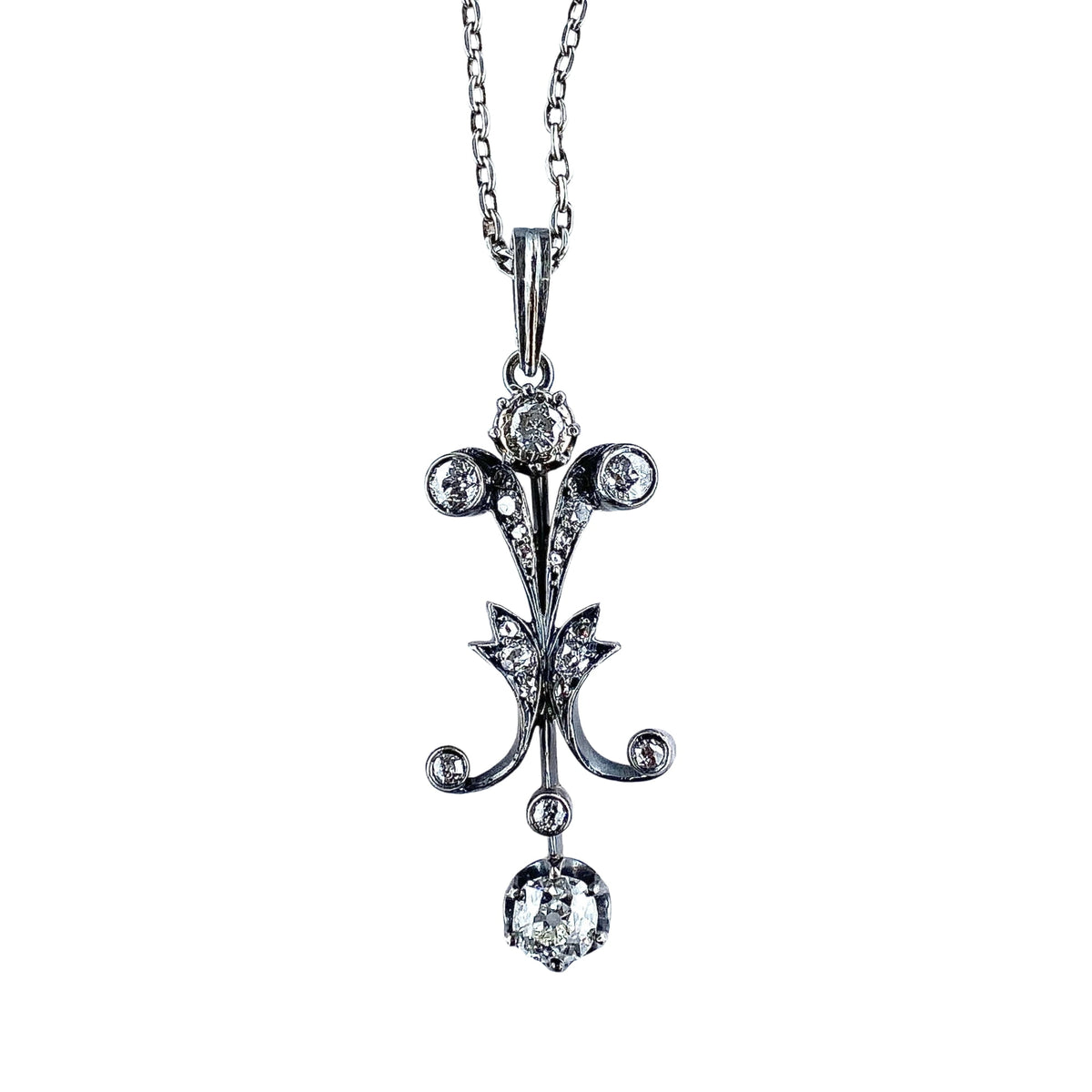 Pendentif en or et argent serti de diamants, avec chaîne. Epoque Napoléon III