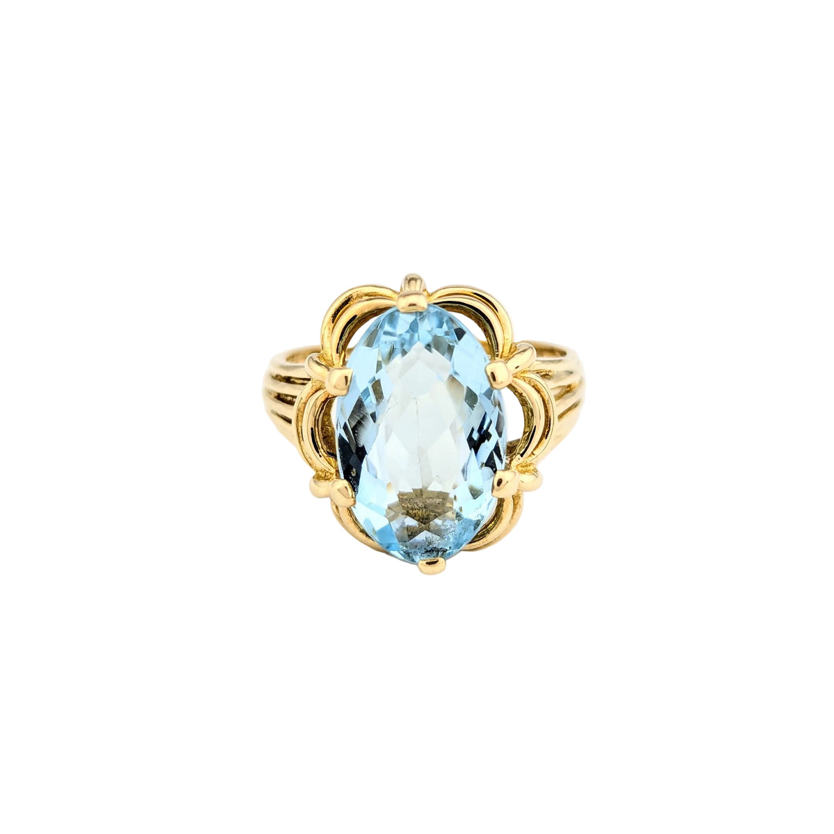 Bague en or jaune et aigue-marine