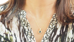 Pendentif et chaîne en or jaune, saphir et diamants