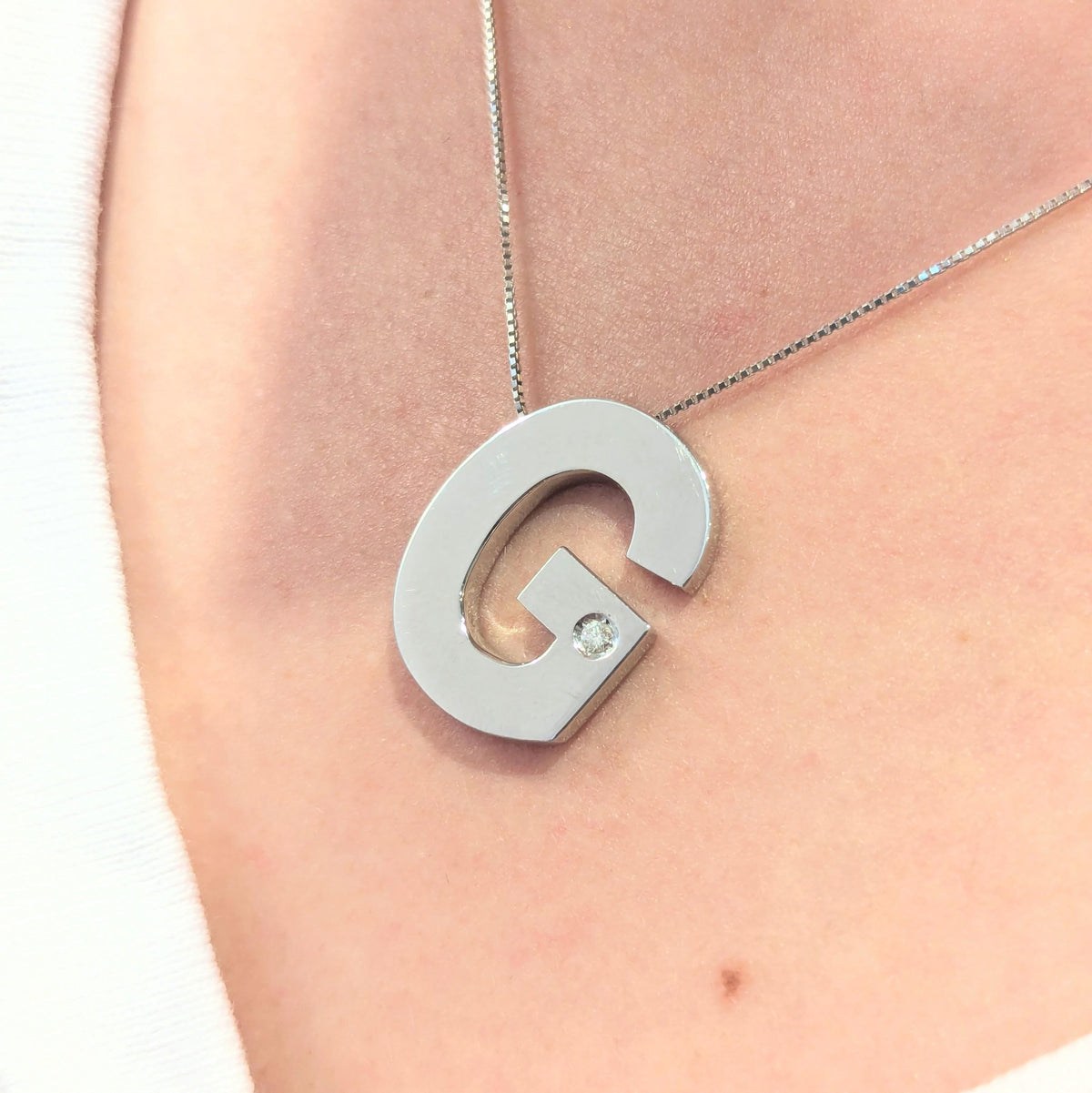 Collier G en or blanc et diamant