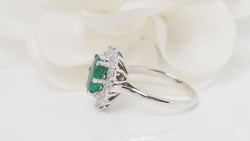 Bague marguerite en or blanc émeraude et diamants