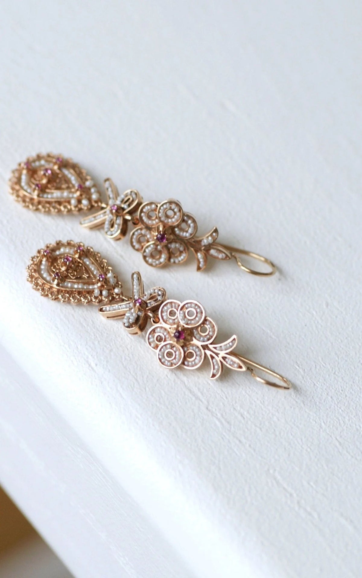 Boucles d'oreilles gouttes, perles et rubis sur or rose