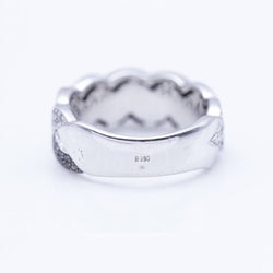 Bague tressée en or blanc avec diamants blancs et noirs.