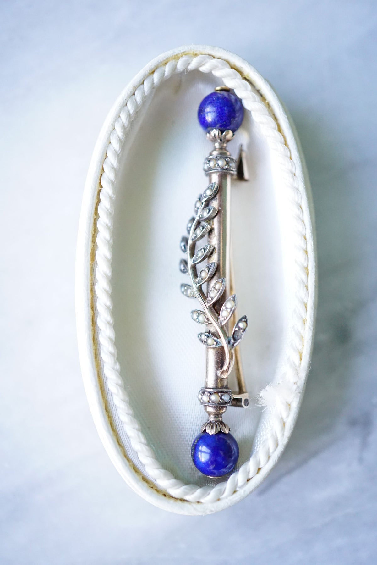 Broche or rose perles lapis lazuli