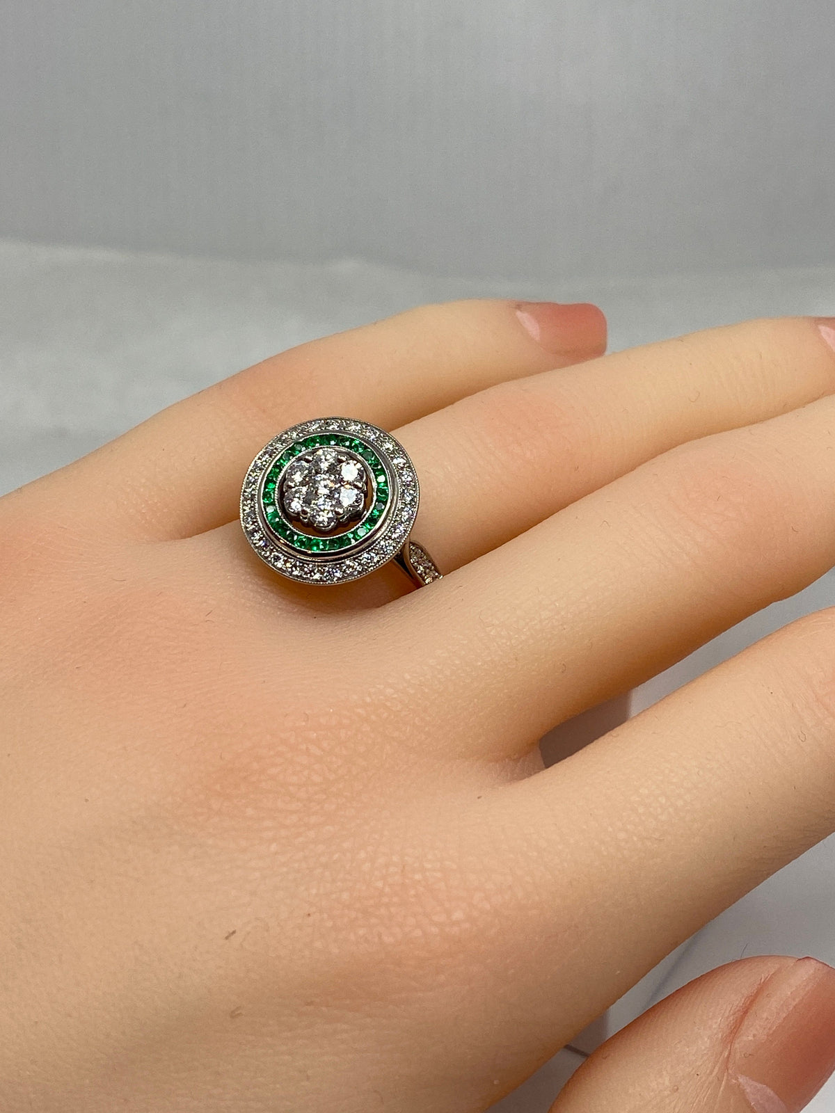 Bague ronde en or 18 carats en émeraudes et diamants de style ART DECO