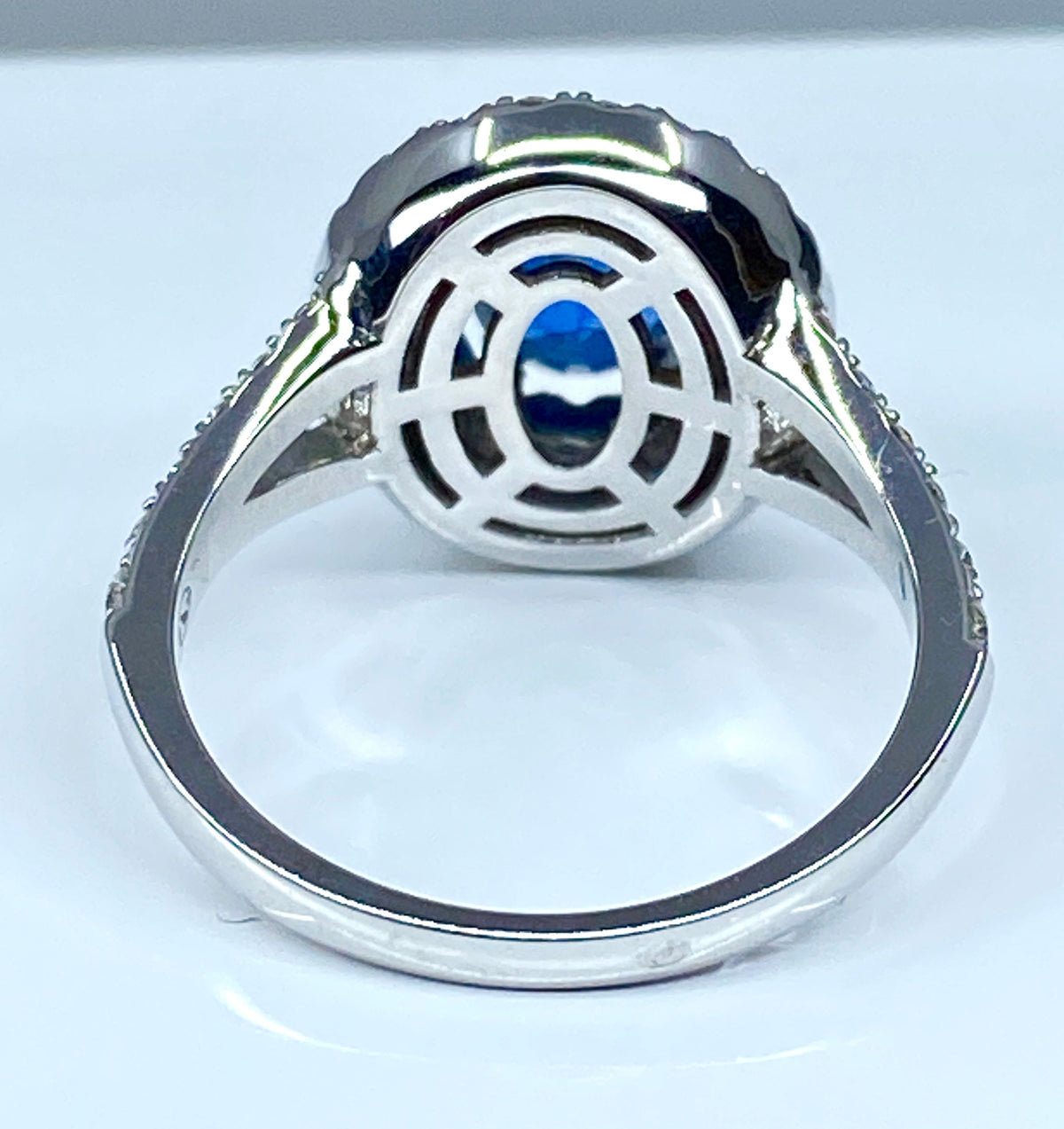 Bague en or blanc 18 carats en saphir et diamants