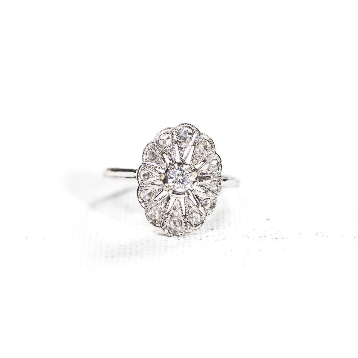 Bague marguerite ancienne diamants et or blanc
