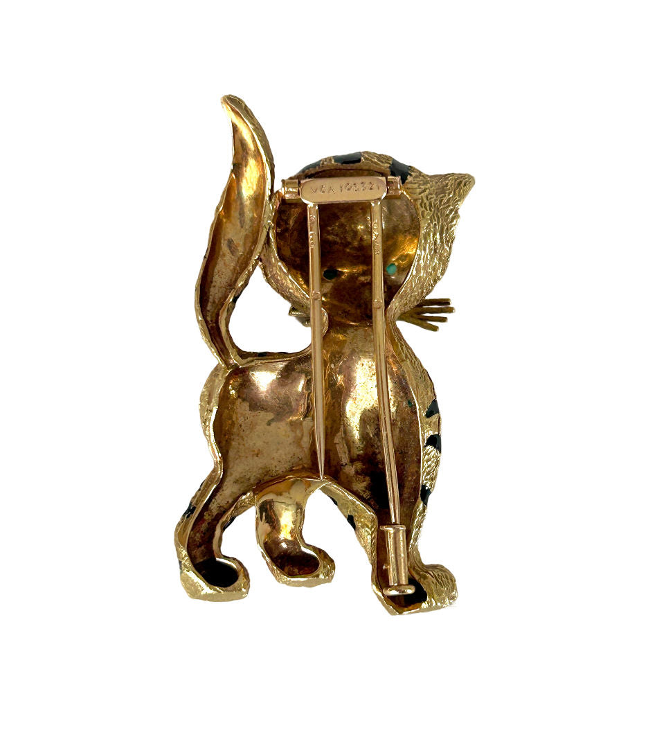 Broche VAN CLEEF & ARPELS "Chaton Malin", par GEORGES LENFANT, en or jaune, émail noir et chrysoprases