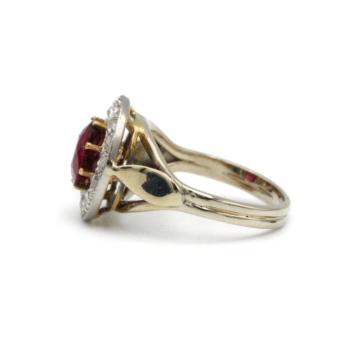 Bague - Or jaune, grenat et diamants