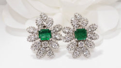 Boucles d'oreilles importantes en or blanc émeraudes et diamants