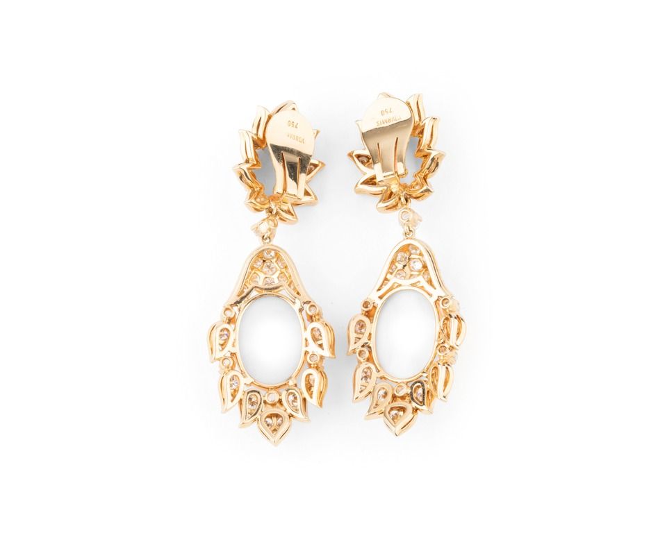 Boucles d'oreilles VOURAKIS en or jaune, type floral, diamants et corail peau d'ange.