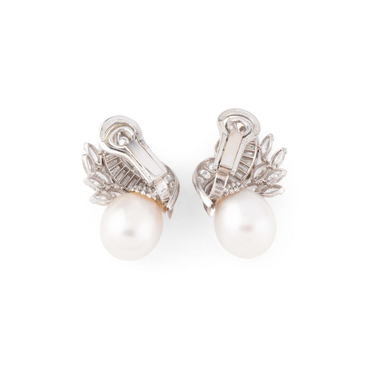 Boucles d'oreilles CHAUMET en or blanc, perles et diamants