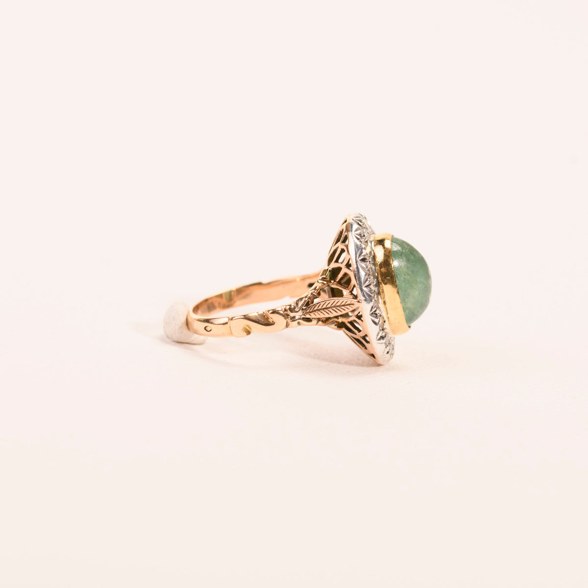 Bague pompadour émeraude cabochon et diamants en or