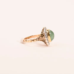 Bague pompadour émeraude cabochon et diamants en or