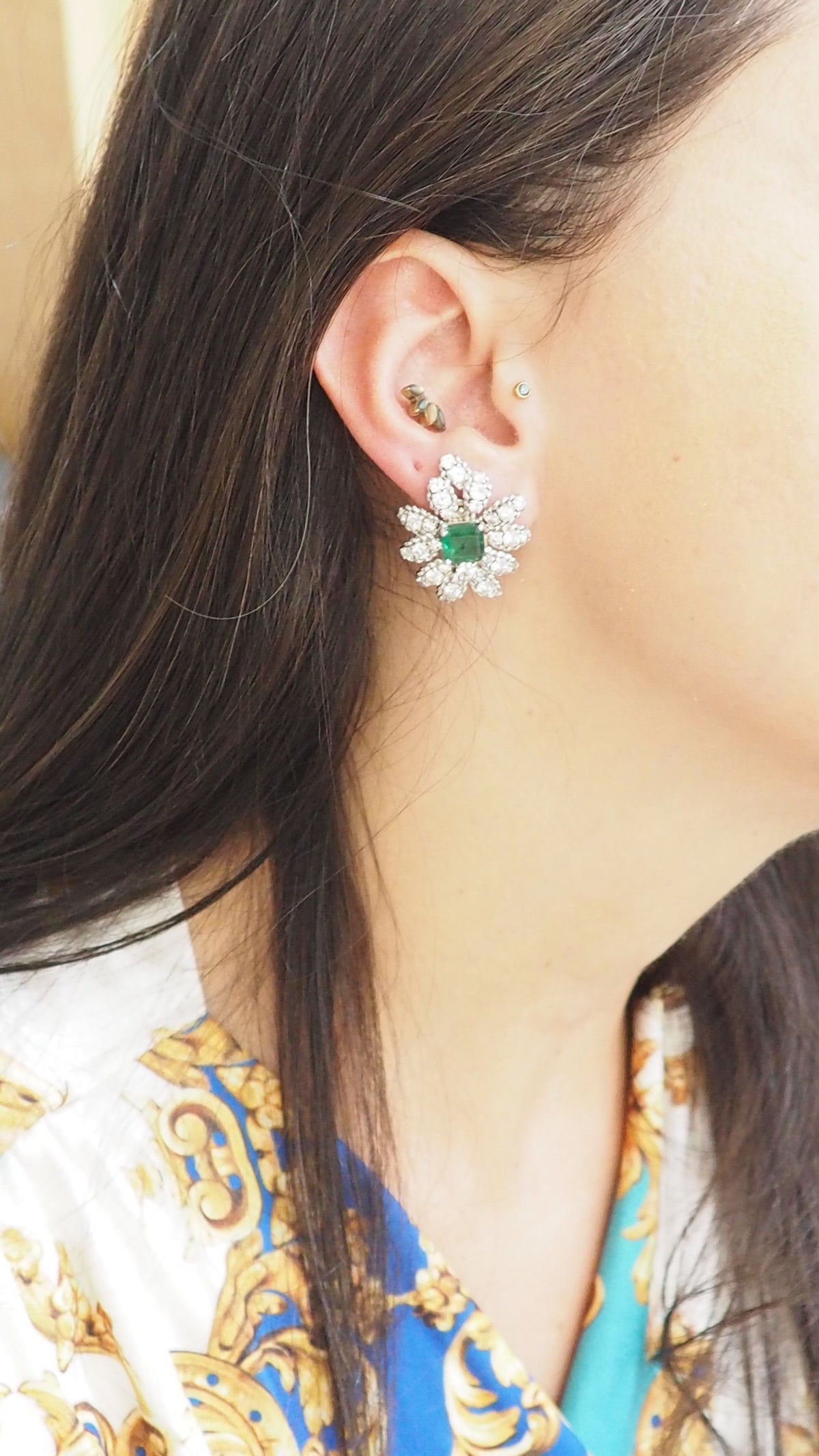 Boucles d'oreilles importantes en or blanc émeraudes et diamants