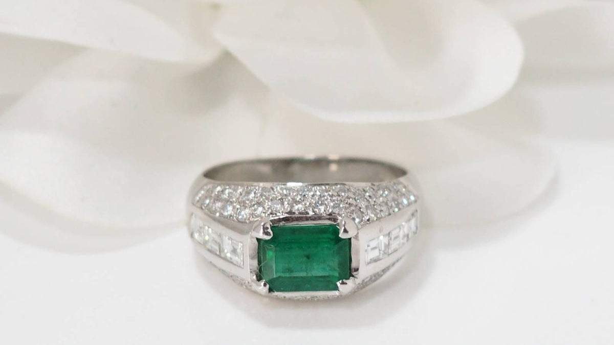 Bague jonc en or blanc émeraude et diamants