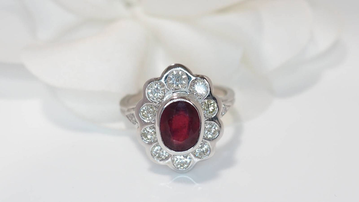 Bague entourage en or blanc, rubis et diamants