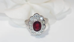Bague entourage en or blanc, rubis et diamants