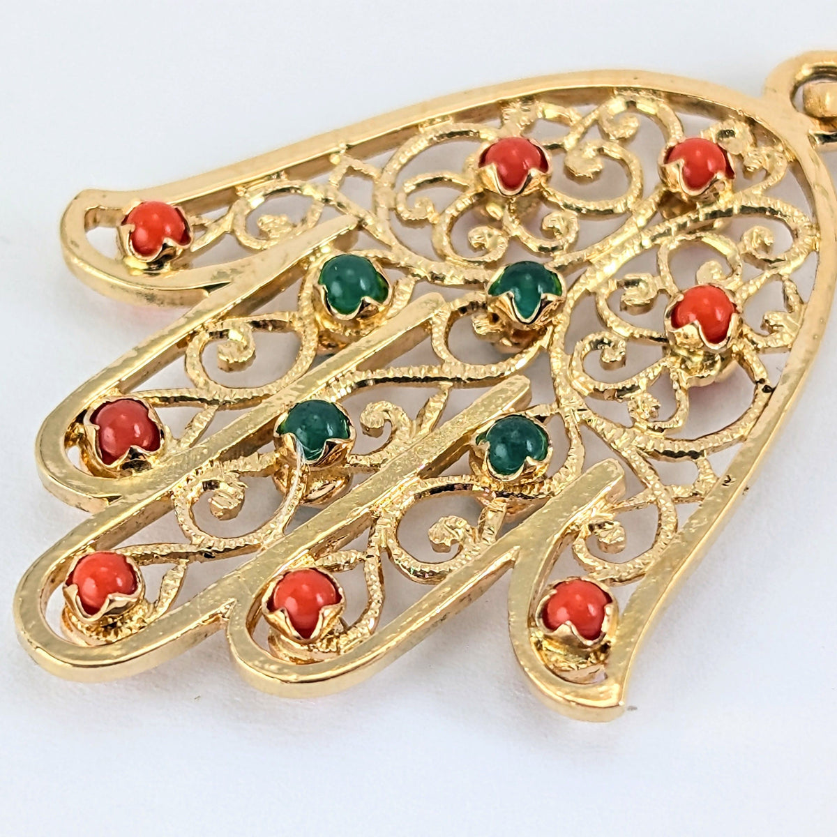 Pendentif main en or jaune corail et calcédoine