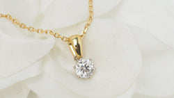 Collier soliatire en or jaune et diamants