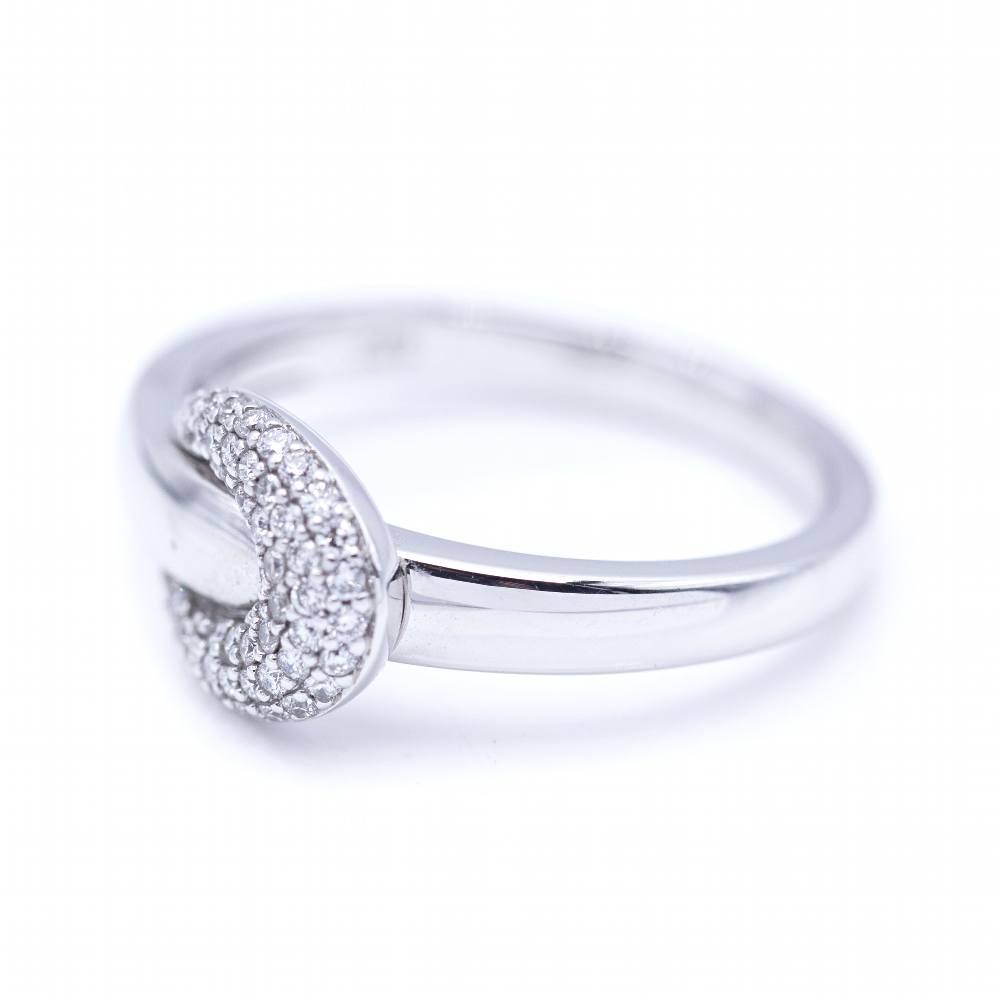 Bague Jonc Boucle en or blanc avec Diamants.