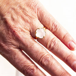 Bague Jonc PASQUALE BRUNI Fleur blanche en or jaune et quartz